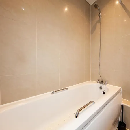Stylish And Trendy 2br Near Centre Appartement